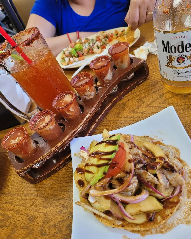 Ostiones En Shot Ballenazo Y Tostada De Aguachile